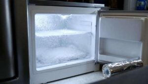 Congélateur givré : l&rsquo;astuce facile avec du papier aluminium pour ôter la glace rapidement