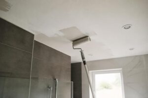 Comment peindre un plafond de salle de bain : guide complet